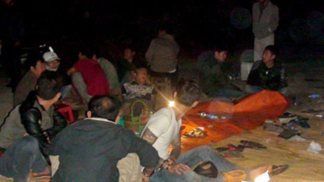 Các con bạc bị công an bắt quả tang lúc rạng sáng 23/2. Ảnh: Trí Tín.