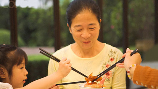 Dù mẹ chồng chị năm lần bảy lượt đòi ra ăn riêng nhưng Hải Anh vẫn nhất quyết không chịu (Ảnh minh họa)