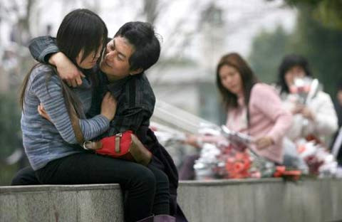 Yan Xiaoxu, 24 tuổi, tới từ tỉnh Chiết Giang, Trung Quốc chưa bao giờ kinh doanh món hàng nào trên mạng trước Tết Nguyên Đán. Tuy nhiên, sau đó anh lại tự rao bán chính mình. Trong mục giới thiệu về sản phẩm trên trang bán hàng trực tuyến Taobao.com, Yan 