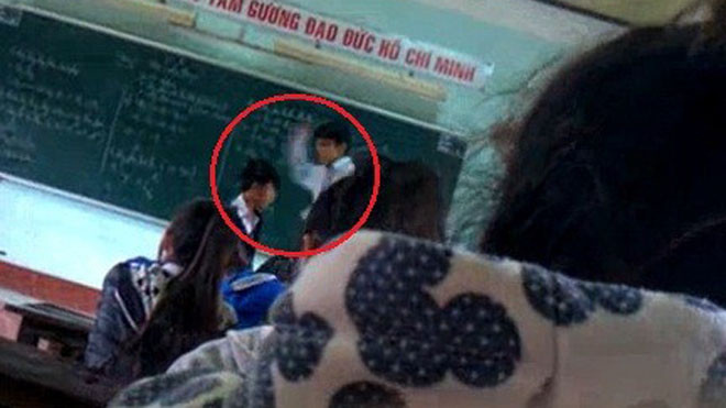 Thầy giáo tát liên tiếp vào mặt học sinh thứ nhất. 
