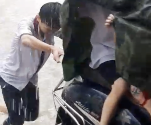 Khen thưởng hai học sinh đội mưa đẩy xe giúp người đi đường trong mưa ngập