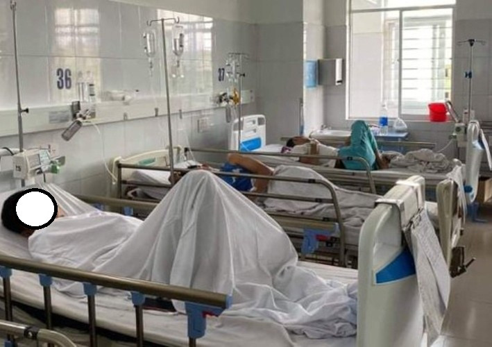 Hơn 40 công nhân nhập viện sau bữa ăn trưa ở công ty