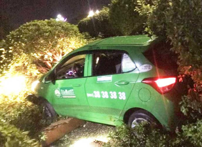 Tên cướp lao xe vào công viên (Ảnh: Công an Bến Cát)