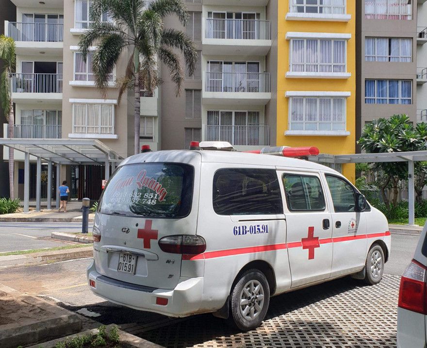 Thi thể người đàn ông được chuyển đến nhà xác để phục vụ điều tra 