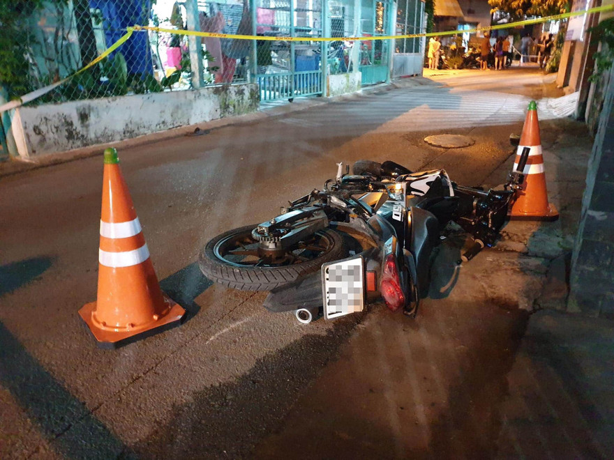 Chiếc xe máy của nạn nhân tại hiện trường (Ảnh: H. C) 