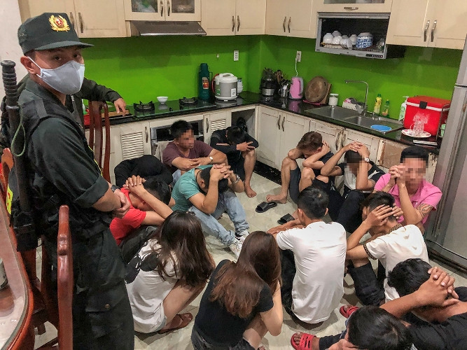 Nhiều khách và nhân viên trong quán karaoke ở Bình Dương 'dính' ma túy