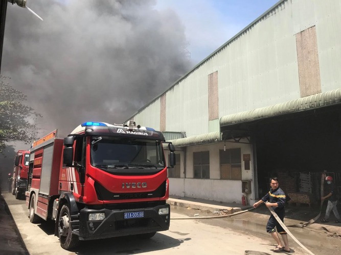 Công ty gỗ rộng 5.000m2 ở Bình Dương chìm trong biển lửa