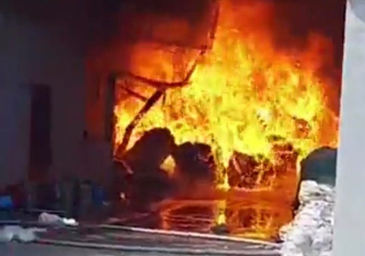 Công ty nệm mút ở Bình Dương chìm trong biển lửa