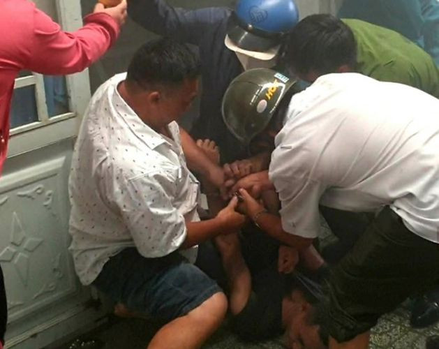 Giải cứu người đàn ông nghi tự thiêu trong phòng trọ