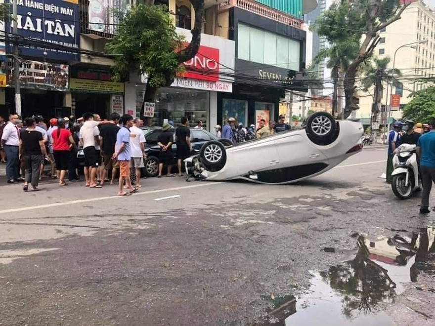 Đâm vào xe khác, ô tô 5 chỗ lật ngửa giữa phố đông người
