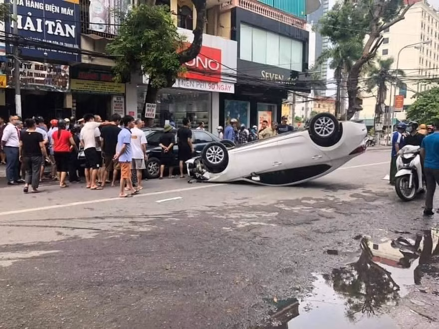 Đâm vào xe khác, ô tô 5 chỗ lật ngửa giữa phố đông người