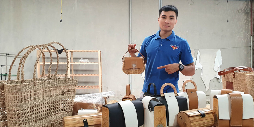 Thổi hồn quê vào túi xách truyền thống kết hợp chất da hiện đại