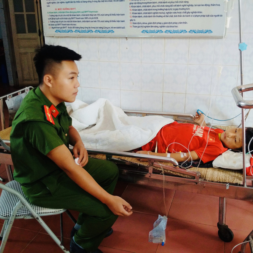 Thiếu uý Vi Văn Thắng bên cạnh Sung Văn Dế