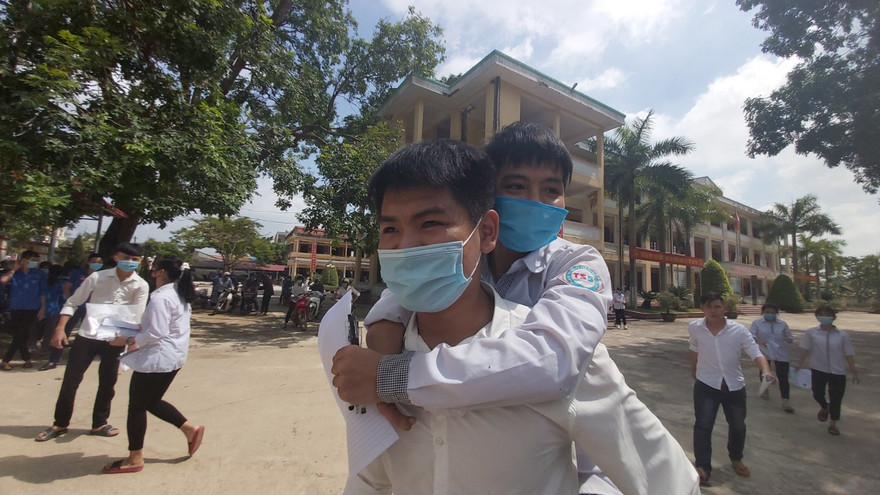 Tặng bằng khen cho đôi bạn cõng nhau đến trường thi được điểm cao