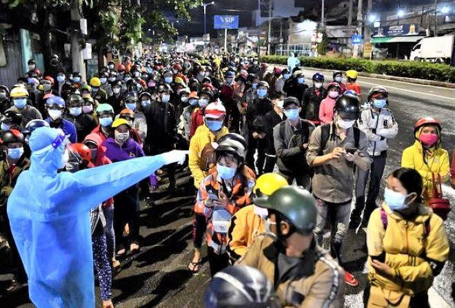 Ghi nhận 7 ca dương tính trong hơn nghìn người về quê tự phát ở Bình Dương 