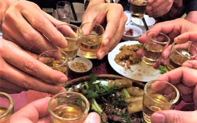 Bình Dương cảnh báo tình trạng ngộ độc rượu sau khi hàng quán hoạt động trở lại