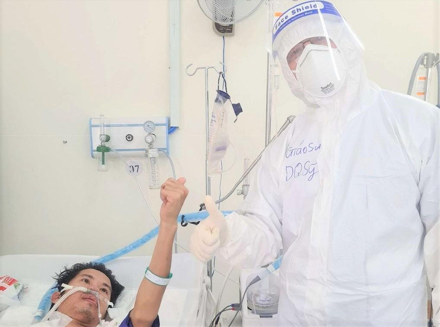 GS.TSKH.BS Dương Quý Sỹ trong khu điều trị bệnh nhân COVID-19 nặng