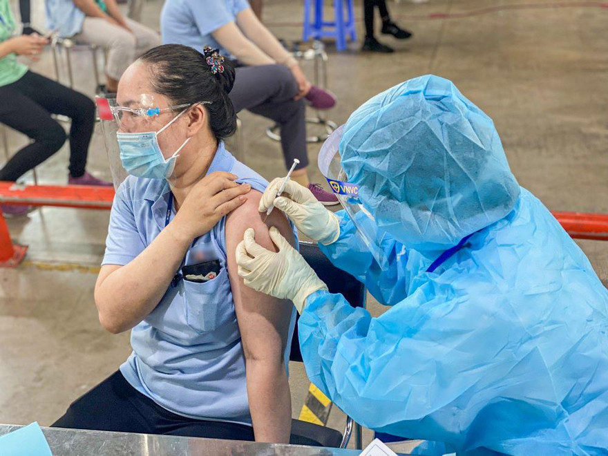 Bình Dương ca mắc giảm đều, khẩn trương bao phủ vắc xin mũi 2 cho người lao động