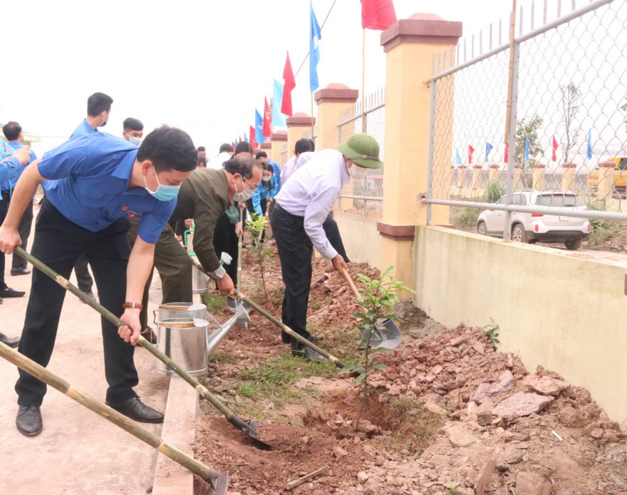 Tham gia trồng cây xanh hưởng ứng "Tết trồng cây đời đời nhớ ơn Bác Hồ"
