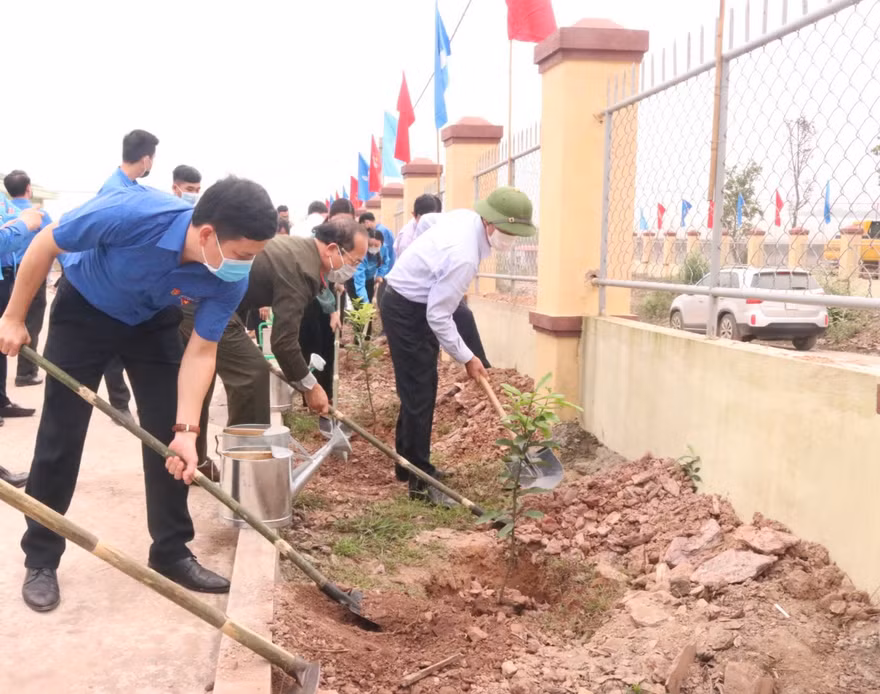 Tham gia trồng cây xanh hưởng ứng "Tết trồng cây đời đời nhớ ơn Bác Hồ"