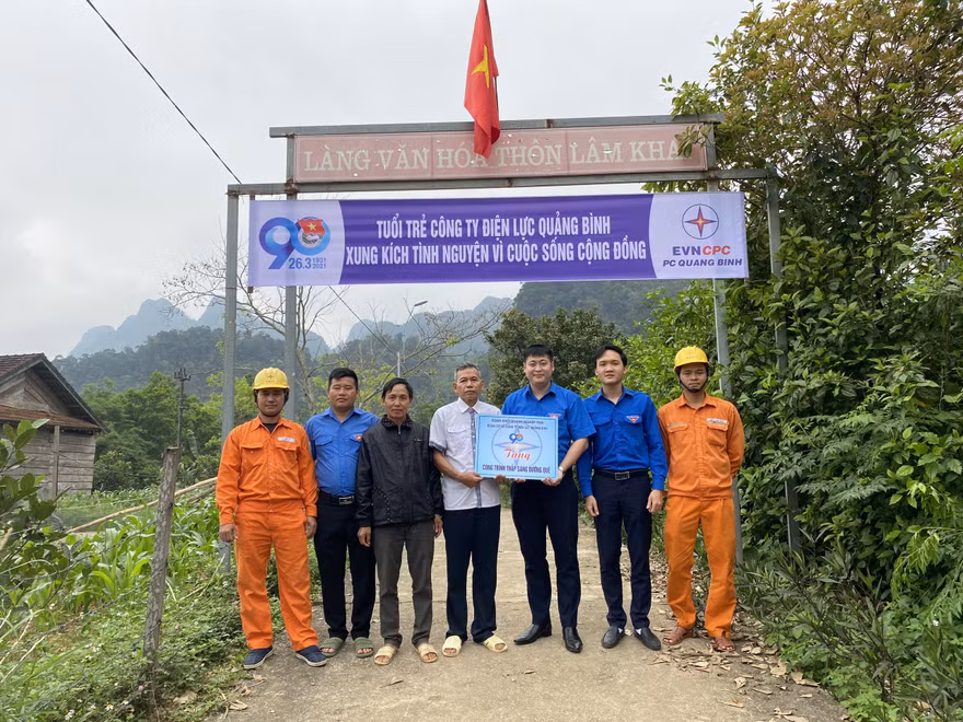 Khánh thành và đưa vào sử dụng công trình "Thắp sáng đường quê" do tuổi trẻ của Công ty Điện lực Quảng Bình hỗ trợ.
