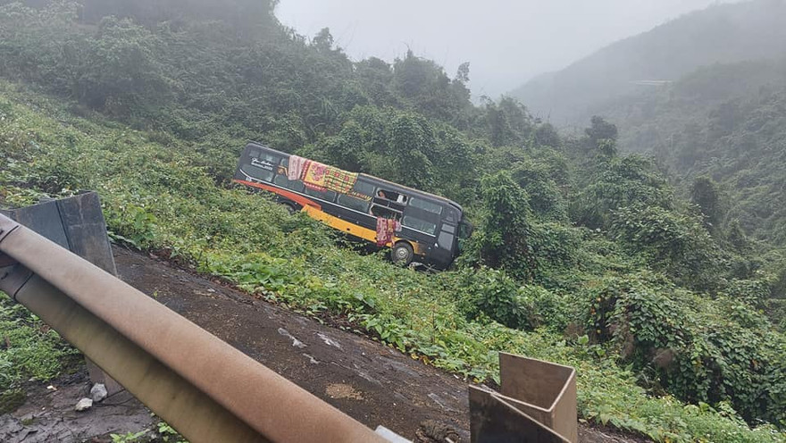Chiếc xe khách mất lái và lao xuống vực làm hàng chục người trên xe hoảng loạn.