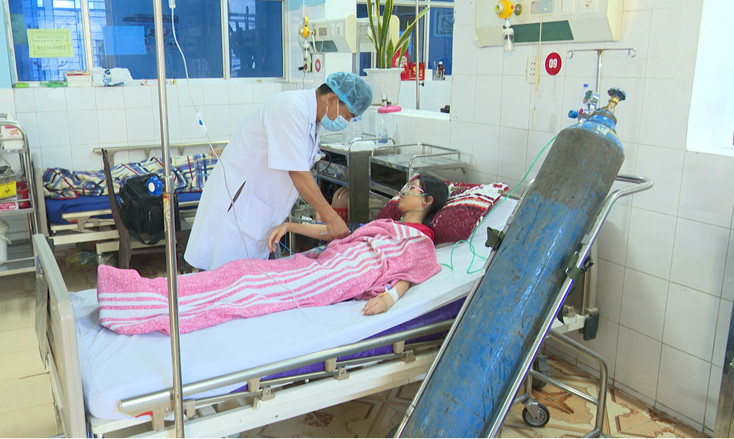 Các bác sĩ bệnh viên Đa khoa huyện Bố Trách đang tiến hành cấp cứu các em học sinh