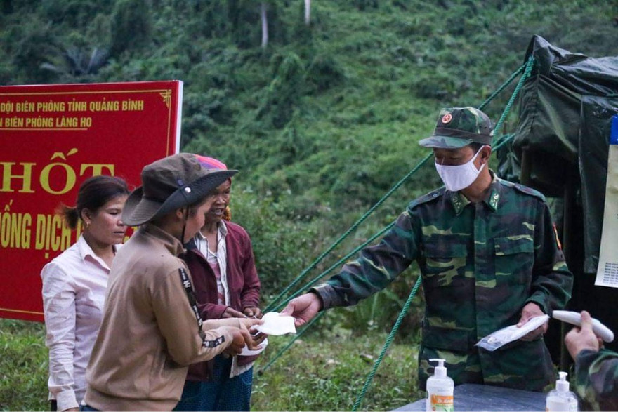 Phát khẩu trang phòng chống dịch bệnh Covid - 19 cho người dân vùng biên giới.