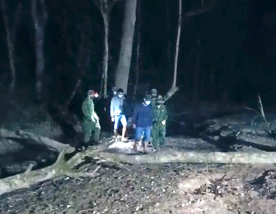 Hai đối tượng bị lực lượng Biên phòng Đồn Biên phòng Cửa khẩu Quốc tế Cha Lo phát hiện và bắt giữ (Ảnh cắt từ Clip do BCH Biên phòng Quảng Bình cung cấp).