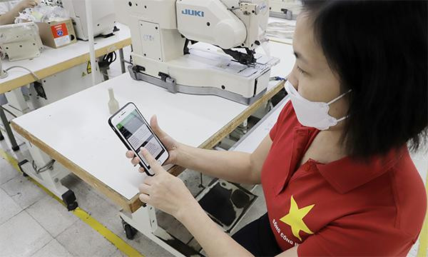 Người lao động kiểm tra tiền hỗ trợ từ Quỹ BHTN được chuyển khoản