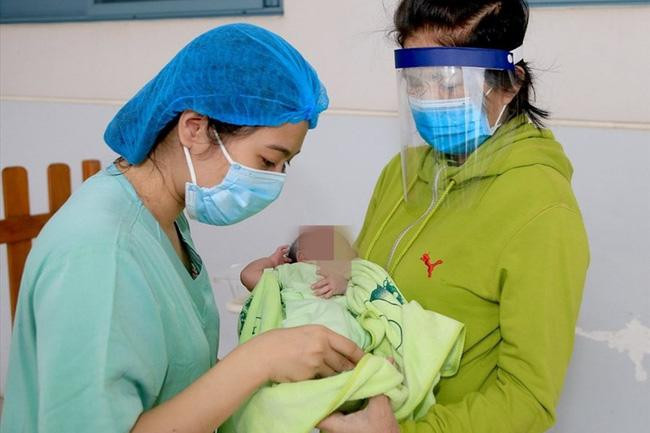 Sẽ nghiên cứu thêm chính sách khuyến khích bác sĩ sản, nhi về công tác tại các vùng khó khăn, miền núi. Ảnh minh họa.