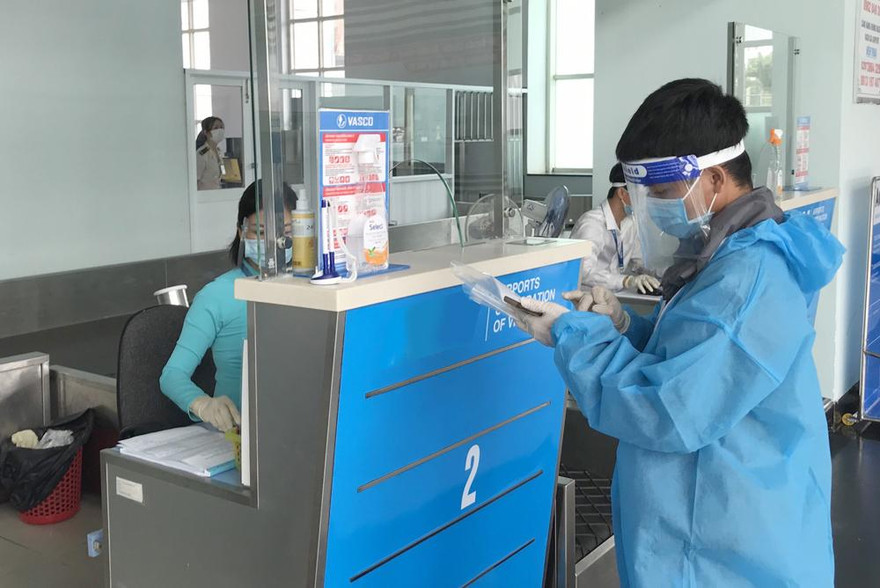 Khách làm thủ tục lên chuyến bay của VASCO khởi hành từ sân bay Tân Sơn Nhất đi Rạch Giá sáng 13/10.