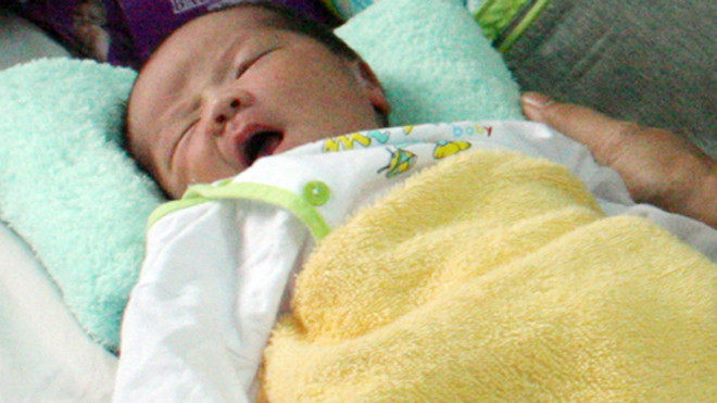 Bé gái 3 kg bị bỏ rơi bên đường. Ảnh: Nguyệt Triều.