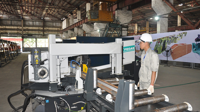 Công nhân vận hành thiết bị sản xuất phụ kiện monoray