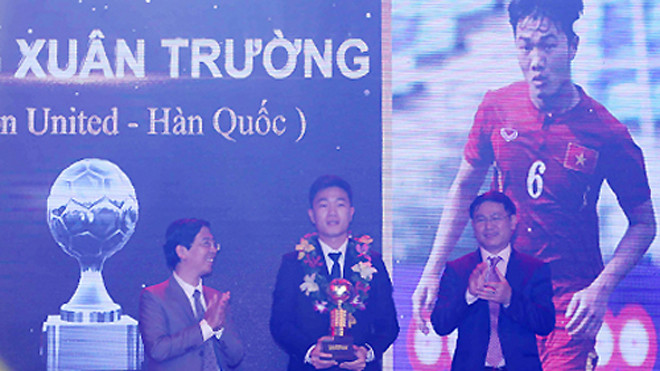 Xuân Trường giành giải thưởng cá nhân cao quý đầu tiên trong sự nghiệp thi đấu. Ảnh: Đức Đồng.