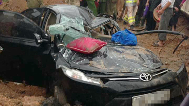 Ôtô Vios bẹp dúm sau khi bị xe container đè lên. Ảnh: Phúc Ngô