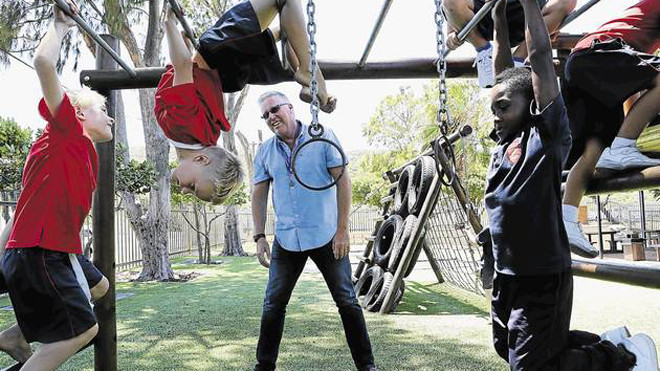 Ông Gavin Keller - hiệu trưởng Trường tiểu học Sun Valley chơi cùng các em học sinh ở sân chơi.