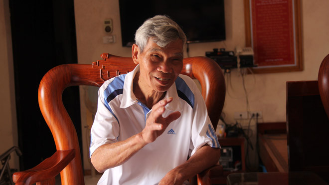 "Lão chiến sĩ" kiêm "lão nghệ nhân" của làng Đào Thục – ông Đinh Thế Văn chia sẻ những câu chuyện về chiến trường và làm rối.