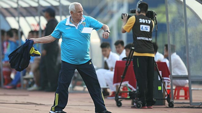 HLV Petrovic tức giận với các học trò - Ảnh: Gia Hưng