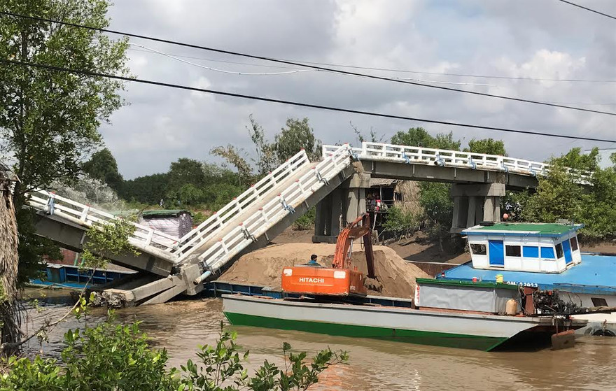 Cầu bị sà lan tông sập.