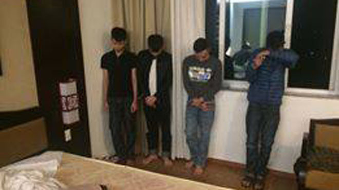 Bốn đối tượng bị công an bắt quả tang khi đang “phê” ma túy.