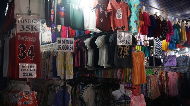 Ông Lê Tiến Trường cho hay quần áo nam, nữ, trẻ em ở 6 chợ đầu mối đó đều là hàng Trung Quốc hoặc hàng nhái, hàng giả nhãn hiệu. Ảnh: P.Oanh.