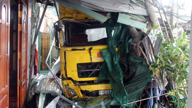 Xe container đã lao vào nhà dân khiến hai mẹ con bé trai tử vong. Ảnh: Hồ Nam.