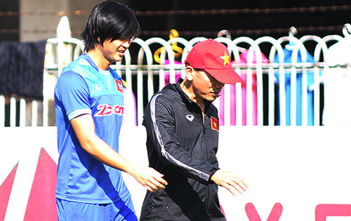 Bác sĩ Đồng Xuân Lâm theo sát Tuấn Anh tại Myanmar.