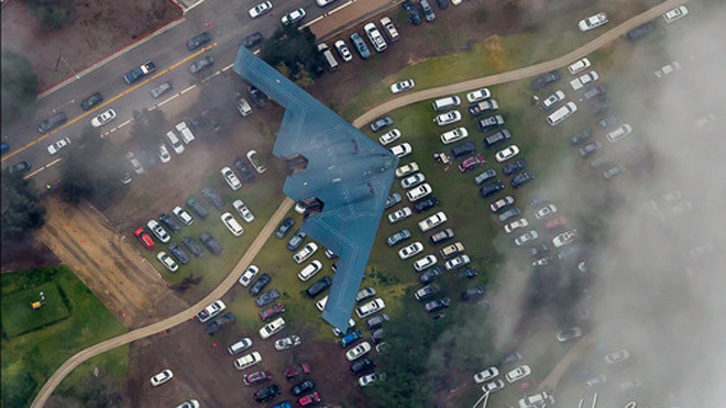 Chiếc B-2 đang bay tới sân vận động. Ảnh: Aviationist.