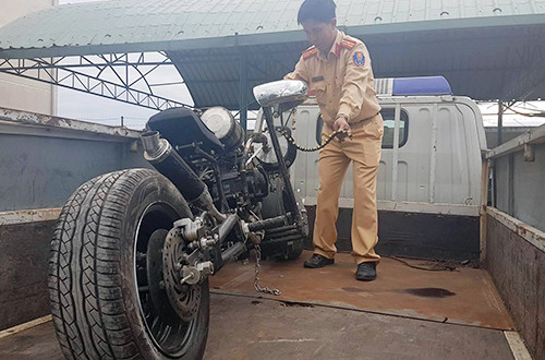 "Xế độ" pha trộn nhiều bộ phận giữa xe máy và xe ôtô. Ảnh: Quang Vũ.