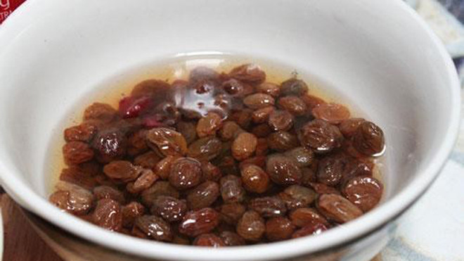 Bài thuốc nho khô ngâm nước thanh lọc gan chỉ 2 ngày