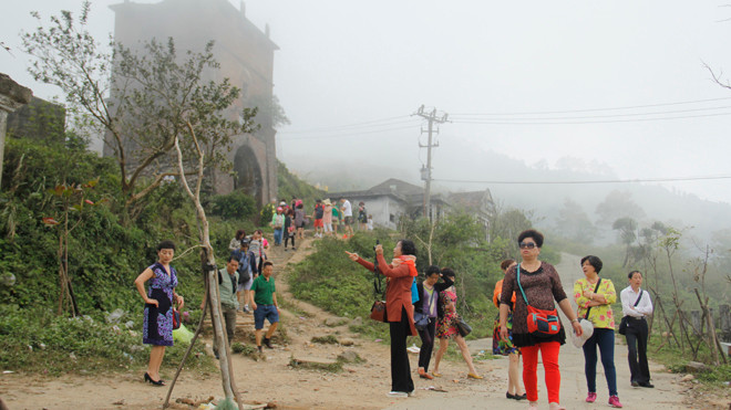 Khách du lịch tham quan trên đèo Hải Vân. Ảnh: Thanh Trần. 