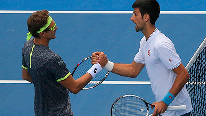 Djokovic thán phục và chúc mừng Istomin, sau khi thua đối thủ bị đánh giá thấp hơn rất nhiều này. Ảnh: Reuters.