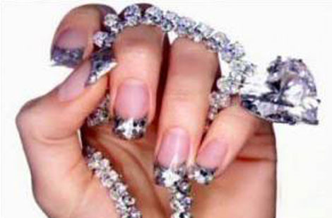 Tiệm làm móng của L.Denny tọa lạc ở tầng 5 khu Urban Retreat Day Spa & Salon, thuộc quần thể thương mại khổng lồ Harrods ngay trung tâm London. Bất chấp giá sơn móng cực đắt nhưng khách hàng vẫn đổ đến nườm nượp, thường họ phải ghi danh trước nhiều tuần l